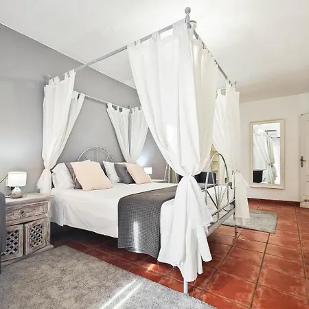 Mercedes Villa
